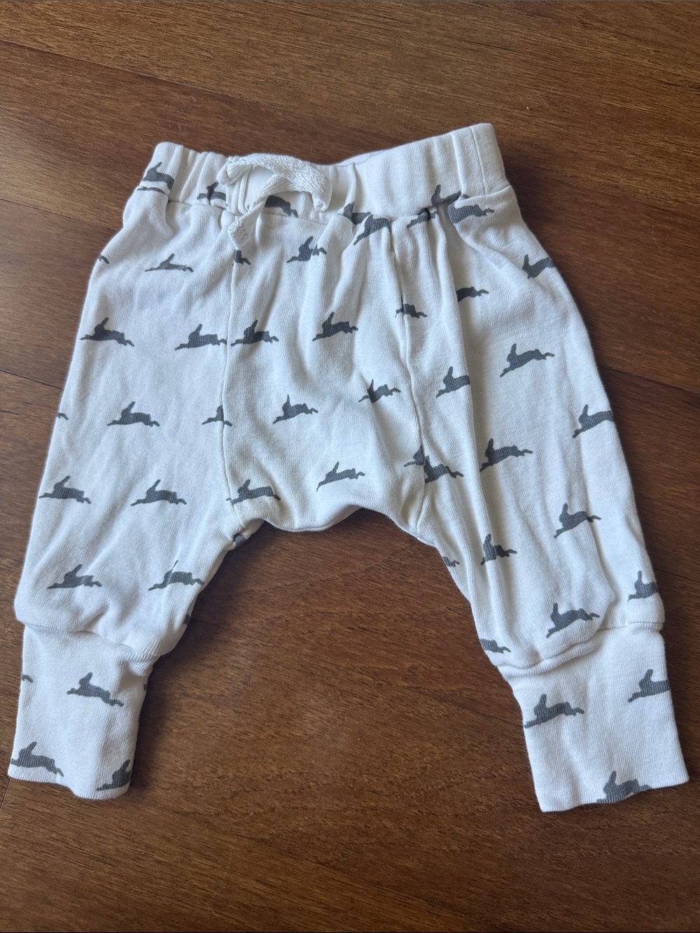 kate quinn Cream Joggers with Gray Rabbit Print organic cotton